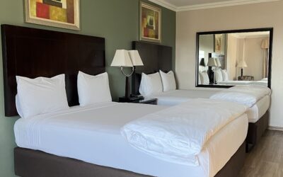 Hampshire hotel 2 Queen beds with white linen sheets and covers with 2 lights of pedestals